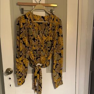 Women’s Rachel Roy cropped blouse. Size medium. New with tag.